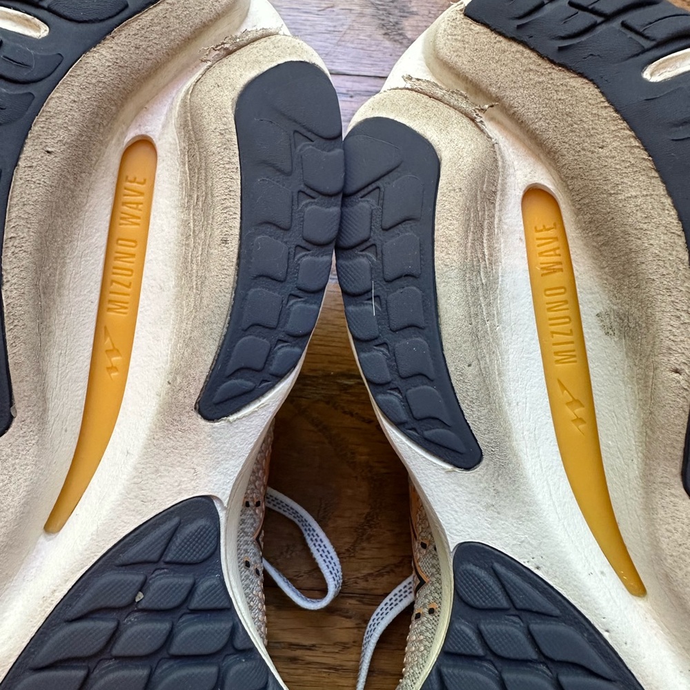 Mizuno Wave Rider 27 size 8 orange and white - Picture 9 of 10